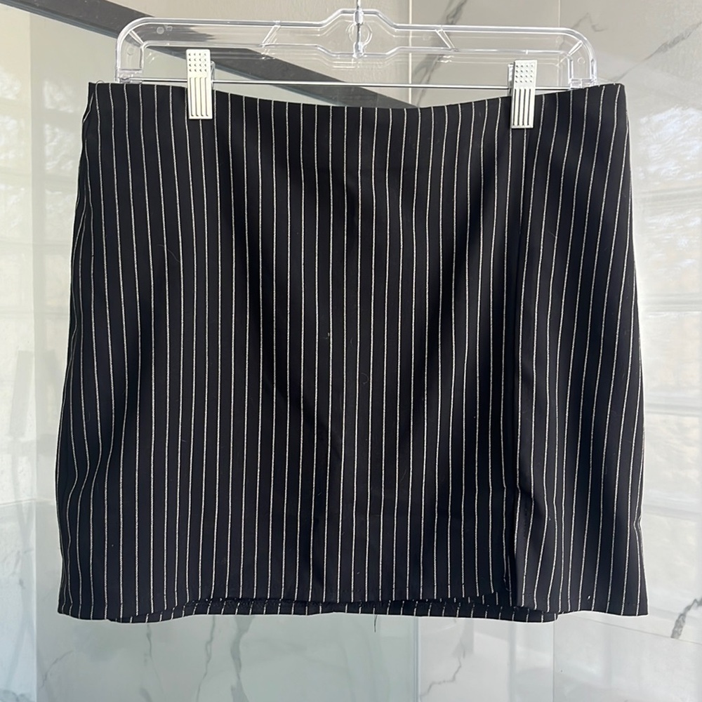 boohoo x kourtney kardashian pinstripe mini skirt medium size 8 black white nwt